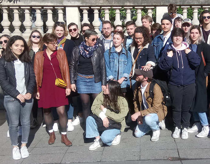 étudiants en formation arts et design graphique en visite au Grand Palais